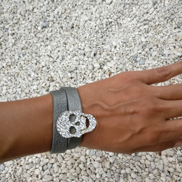 Gray bracelet with skull embellishments - Picture 8 of 8